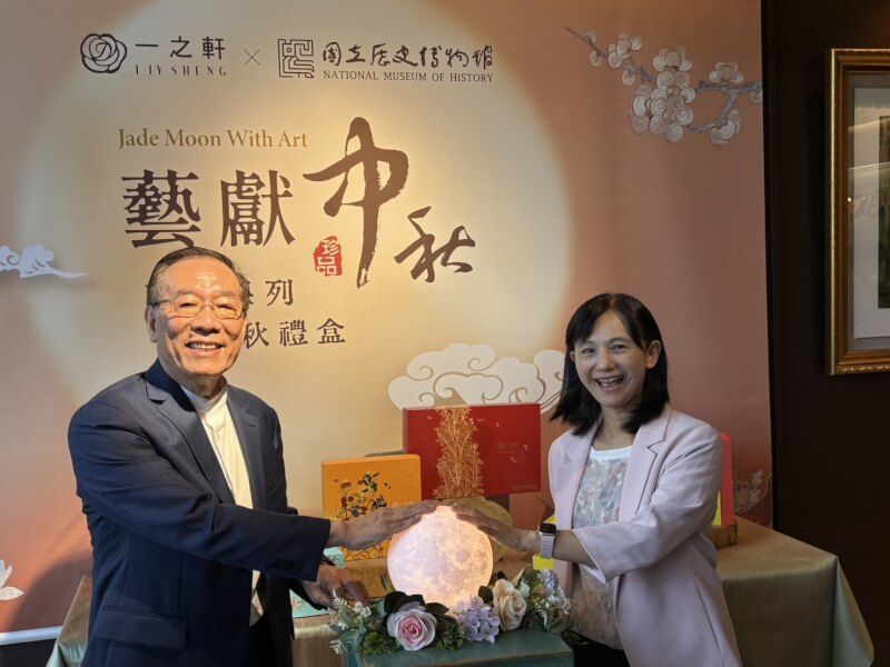 一之軒軒董事長廖明堅（左）與歷史博物館副館長周彥汝（右）一同為雙方合作點燈。