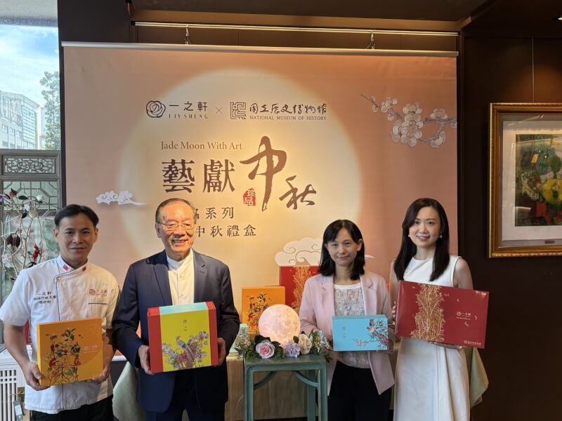 (左起)一之軒張世彬烘焙師、一之軒董事長廖明堅、史博館周彥汝副館長、一之軒永續長廖珮綺等人一同合影。