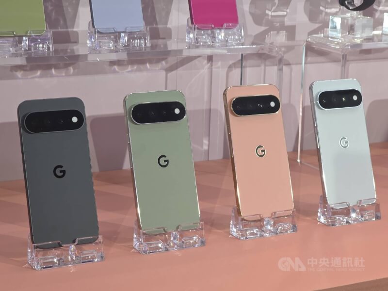 Google12日發表的旗艦手機Pixel 11系列。（中央社檔案照片）