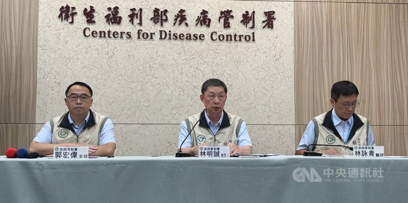因應近期流感呈緩升趨勢，疾管署18日宣布，8月24日起至9月30日止，擴大公費流感抗病毒藥劑使用對象，包括醫事單位防疫人員、安養與長照機構、幼兒園至五專3年級學生等7大類族群。左起為疫情中心主任郭宏偉、發言人林明誠、防疫醫師林詠青。中央社記者沈佩瑤攝　115年8月18日