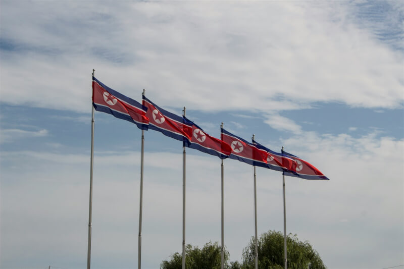 分析指出，北韓領導人金正恩的國際地位拜俄羅斯與中國至關重要的支持，以及經濟情勢持續改善之賜，如今有所提升。圖為北韓國旗。（圖取自Unsplash圖庫）