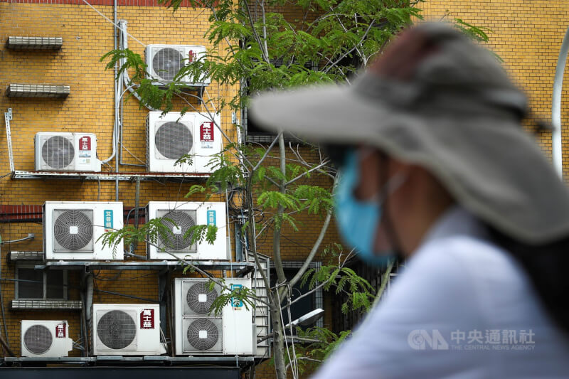 台電18日說明節電觀念，指出冷氣設定為弱風未必省電，建議改用自動模式。（中央社檔案照片）