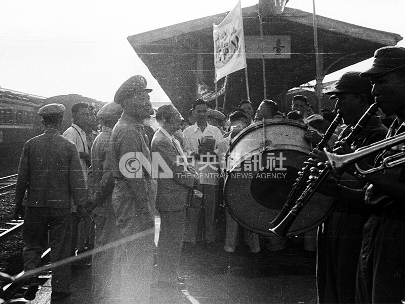 軍樂隊在火車月台上演奏。中央社記者鄧錦輝攝　41年8月20日