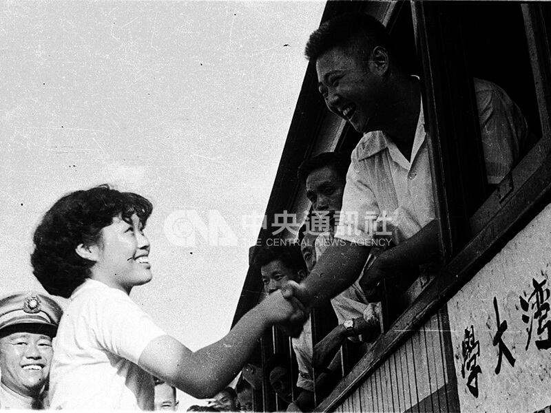 家屬送別受訓學生。中央社記者鄧錦輝攝　41年8月20日