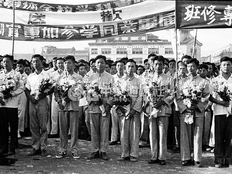 大專畢業生接受獻花後合影。中央社記者鄧錦輝攝　41年8月20日