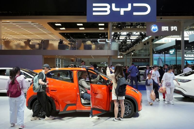 圖為中國車廠比亞迪在中國北京車展的展示攤位。（路透社）