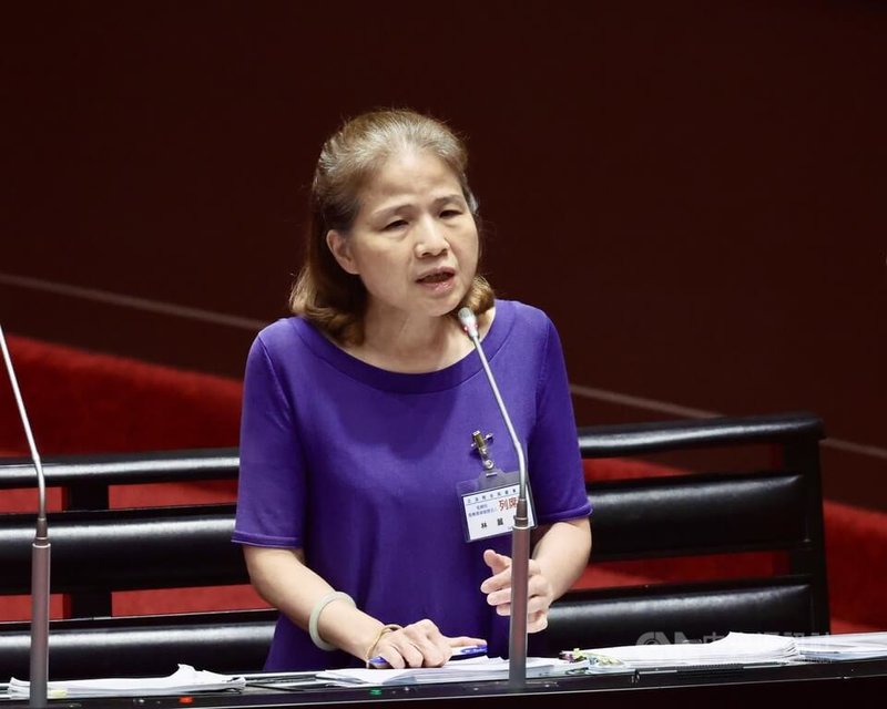 立法院全院委員會18日審查監察院人事同意權案，現任最高檢察署書記官長、監察委員被提名人林麗瑩（圖）列席，並上台說明。中央社記者王飛華攝　115年8月18日