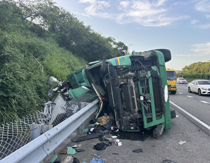 國道3號南下145公里苗栗縣通霄路段18日發生聯結車與小貨車碰撞事故，兩車分別翻覆在內側車道及外側護欄處，後方車流回堵至少2公里，國道警方持續排除中。（民眾提供）中央社記者管瑞平傳真 115年8月18日