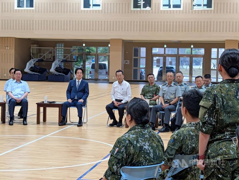 總統賴清德（左2）、國防部長顧立雄（左3）19日前往陸軍聯合兵種第234旅視導，專注聆聽官兵分享參與漢光演習操演心得。中央社記者蘇木春攝　115年8月19日