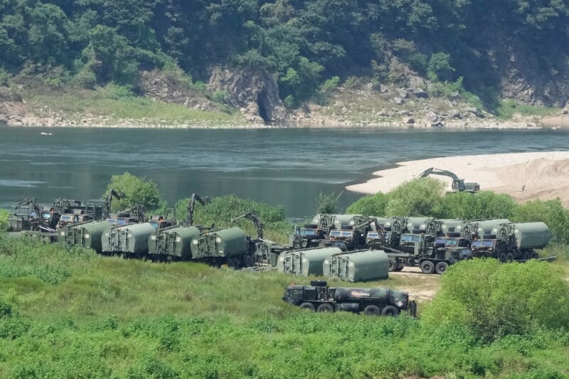 韓國與美國舉辦聯合軍演，美軍裝甲車18日在靠近北韓邊境處集結準備渡河。（美聯社）