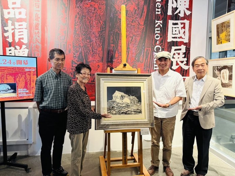 已故版畫蝕刻大師陳國展在屏東美術史上有相當高的成就與貢獻，遺孀李玉鳳（左2）將陳國展共291件作品捐贈屏東縣政府典藏，19日舉行捐贈典藏儀式，盼透過捐贈，讓陳老師對土地的情感與創作精神持續傳承。（屏東縣政府提供）中央社記者李卉婷傳真　115年8月19日