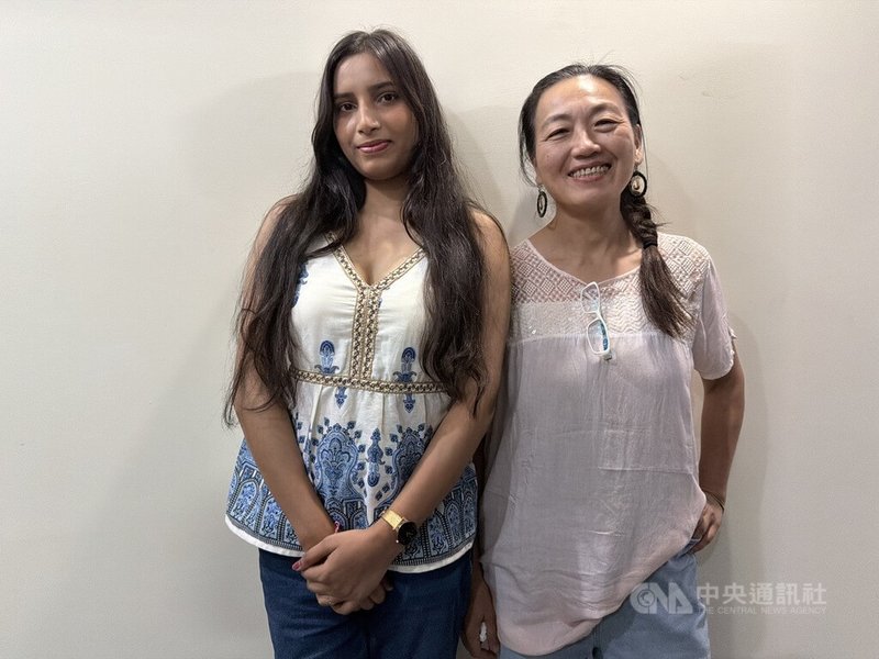 駐印度代表處教育組18日頒發證書給教育部華語文獎學金得主。獲獎人王安心（Geetanjali Tiwari，左）表示，她很想到台灣，因為台灣有很棒的文化，想到台灣進一步了解，像是如何慶祝農曆新年等。中央社記者李晉緯新德里攝　115年8月19日