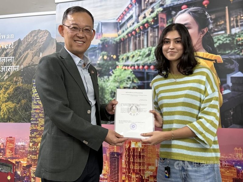 拿到教育部華語文獎學金，將到台灣學習的印度學子維茲（Aarushi Vats，右）18日表示，她念的是哲學，深入研究儒家、道家思想，對台灣這個國家和台灣文化產生濃厚興趣，平常會看台灣電視劇、電影，聽台灣音樂，也在學校選修華語文，十分樂在其中。中央社記者李晉緯新德里攝　115年8月19日