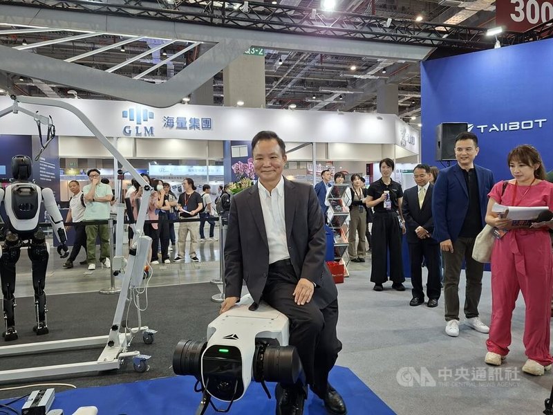 上緯投控董事長蔡朝陽（圖）19日在2026台北國際自動化工業大展表示，看好台灣每年3000台以上機器狗市場，一年市場規模達新台幣20至30億元，上緯智聯科技將推出完全自主開發的機器狗，預計明年中上市。中央社記者潘智義攝　115年8月19日