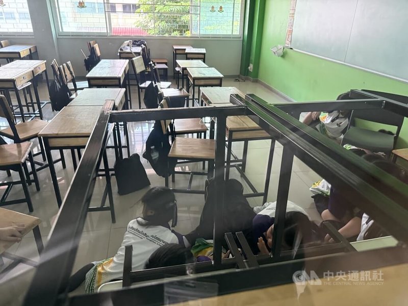 泰國曼谷一所中學18日舉行校園槍擊演練，學生在教室內以桌椅等物品遮蔽。中央社記者李宗憲曼谷攝　115年8月19日