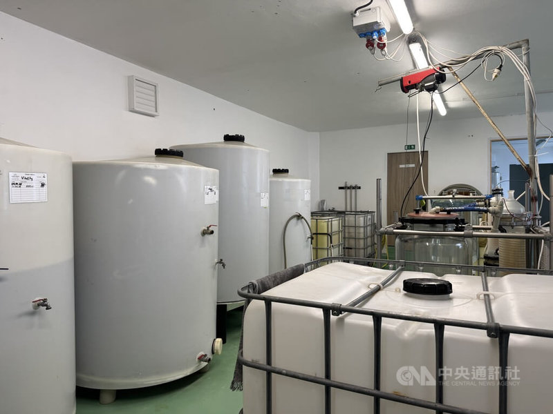 捷克庫特納霍拉酒莊採用「葉面噴灑」策略,讓草藥萃取的養分在數小時內直接經由葉片吸收,迅速補充營養並提升免疫力。中央社記者劉郁葶庫特納霍拉攝 115年8月19日