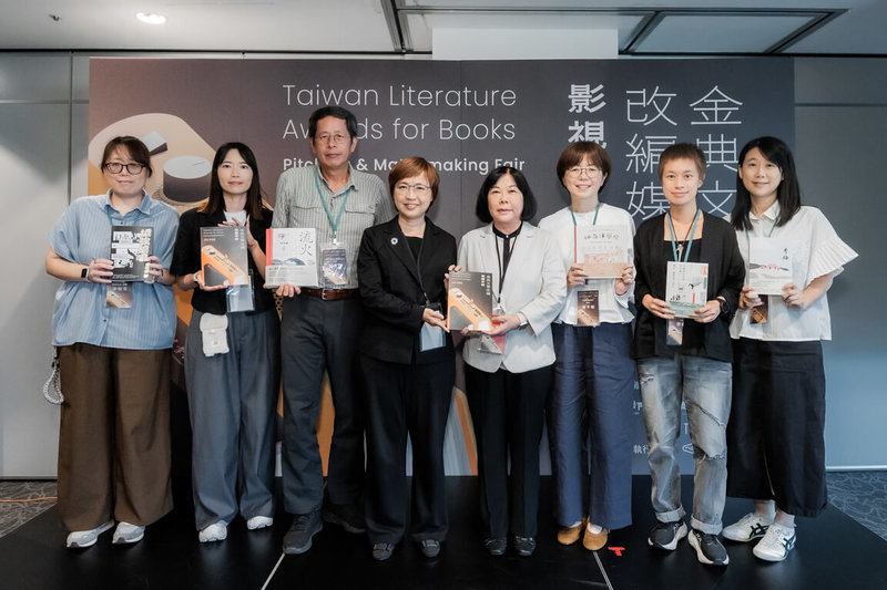 台文館19日舉行「金典文學改編媒合會–影視場」，推介13部台灣文學作品朝原創IP邁進，開發跨域發展的可能，包含台文館長陳瑩芳（左4）、文化部影視及流行音樂產業局副局長呂美莉（右4）、作家劉克襄（左3）等出席合影。（台文館提供）中央社記者邱祖胤傳真　115年8月19日