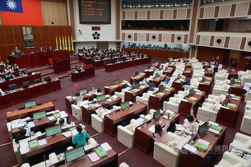 台北市議會定期大會19日討論包含民進黨議員洪健益等人提案，建議市府加碼普發現金至新台幣2萬元，討論時，國民黨議員秦慧珠另有意見，此案遭暫擱。圖為議會大會開會情形。中央社記者劉建邦攝　115年8月19日