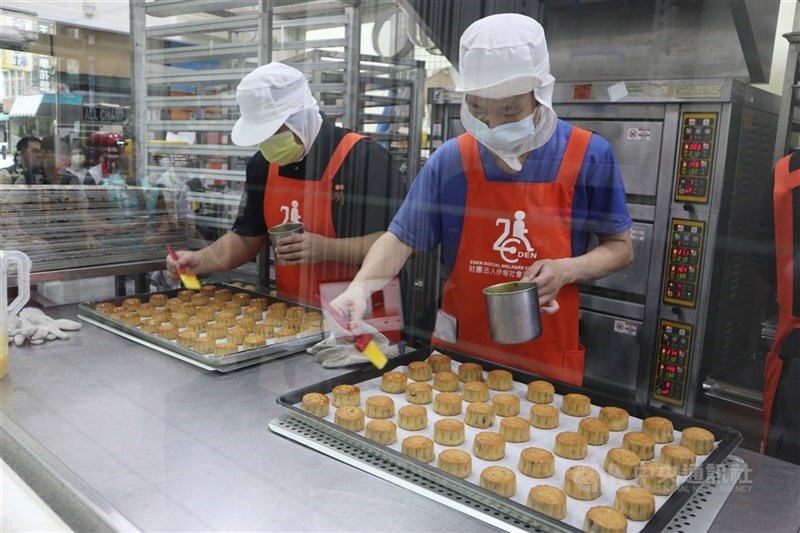 圖為伊甸基金會庇護工場製作中秋月餅禮盒。（中央社檔案照片）