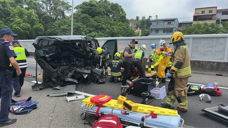 國道1號北上苗栗縣三義路段19日上午發生3車連環追撞事故，現場撞擊力道猛烈，疑有民眾遭拋飛出車外、受困於車底，整起事故造成4人送醫，其中3人命危搶救，事故原因待調查。（民眾提供）中央社記者管瑞平傳真   115年8月19日