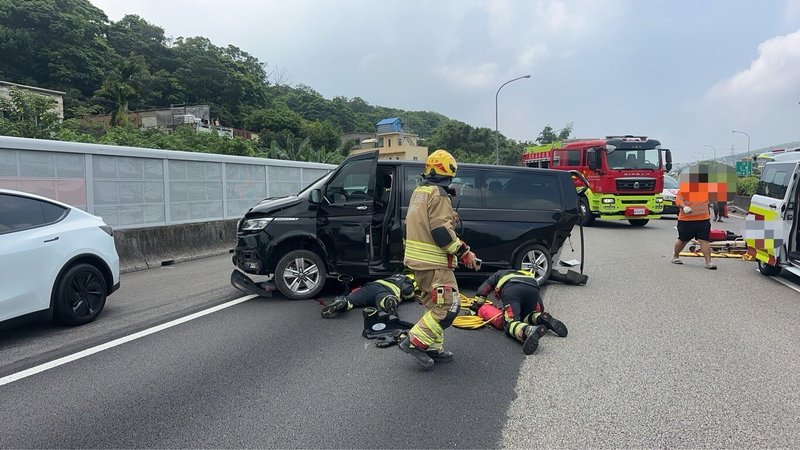 2小客車19日在國道1號北上苗栗三義路段發生追撞後，2車駕駛人均下車站內側車道，未採安全措施，隨後又遭1小客車追撞。（民眾提供）中央社記者管瑞平傳真　115年8月19日
