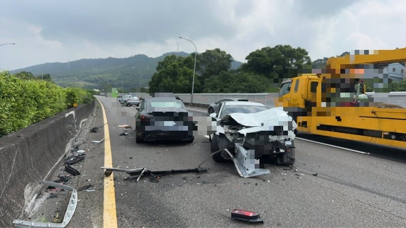 國道1號北上苗栗三義路段19日上午發生3車連環追撞事故，造成2死4人輕重傷。（警方提供）中央社記者管瑞平傳真　115年8月19日