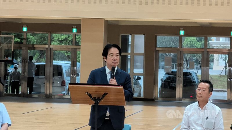 總統賴清德（中）19日視導國軍聯兵第234旅，致詞時指出自民國115年7月起，除既有第1、2類型戰鬥部隊加給之外，也新增第3類型戰鬥部隊加給。右為國防部長顧立雄。中央社記者蘇木春攝　115年8月19日
