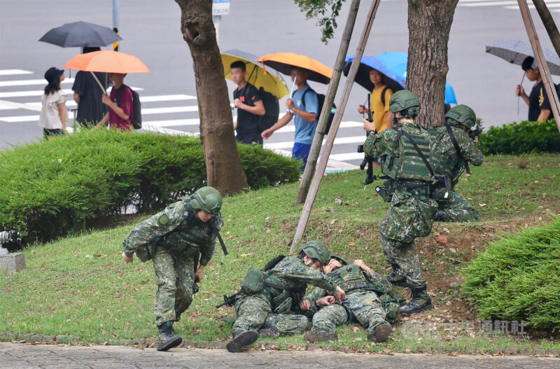 總統賴清德19日宣布新增第3類型戰鬥部隊加給。國防部說明，包含油彈補給、戰傷醫療、軍品運輸、化學及工兵、武器裝備搶修、戰技訓練、戰力研發、心戰及憲兵部隊。圖為國軍漢光42號實兵演習，官兵模擬警戒狀態下發現傷患，展開救援及後續處置。（中央社檔案照片）