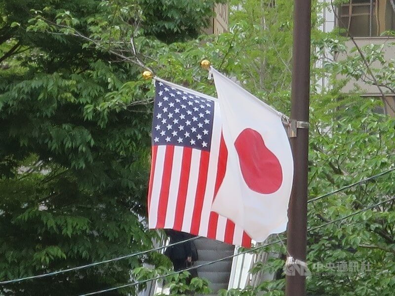 圖為美國與日本國旗。（中央社檔案照片）