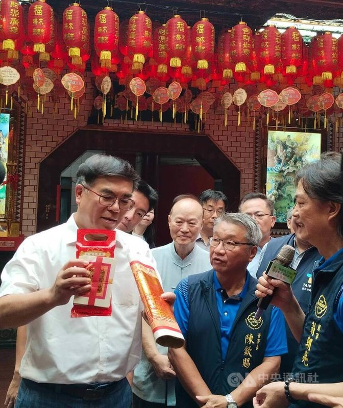 環境部19日在台北市木柵忠順廟舉辦「新三燒環保又誠心，保平安空氣熊蓋清」記者會，忠順廟董事長陳欽賜（前中）向環境部長彭啓明（前左）說明「以米代金」的成效。中央社記者汪淑芬攝　115年8月19日