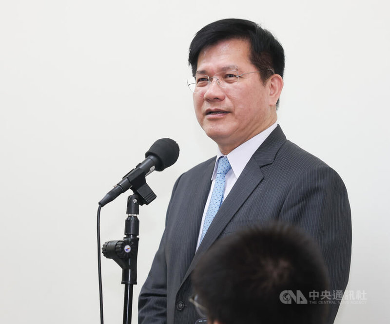 外交部長林佳龍（圖）19日列席立法院外交及國防委員會，會前受訪回應駐日內瓦辦事處長李冠德涉濫用公帑、霸凌等議題。中央社記者謝佳璋攝  115年8月19日