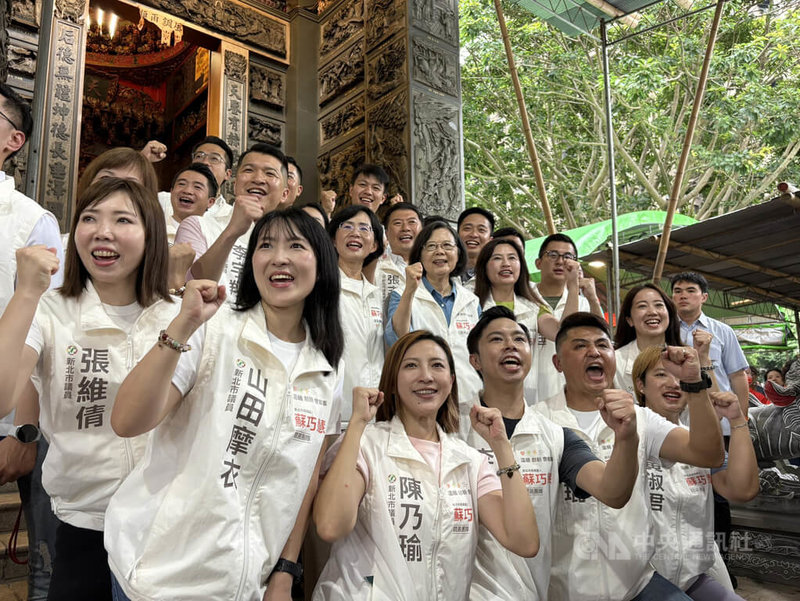 前總統蔡英文（藍衣者）20日以競總主委身分，替民進黨新北市長參選人蘇巧慧（中排左2）公開站台，與黨籍新北市議員及參選人開心合影齊喊凍蒜。中央社記者曹亞沿攝　115年8月20日