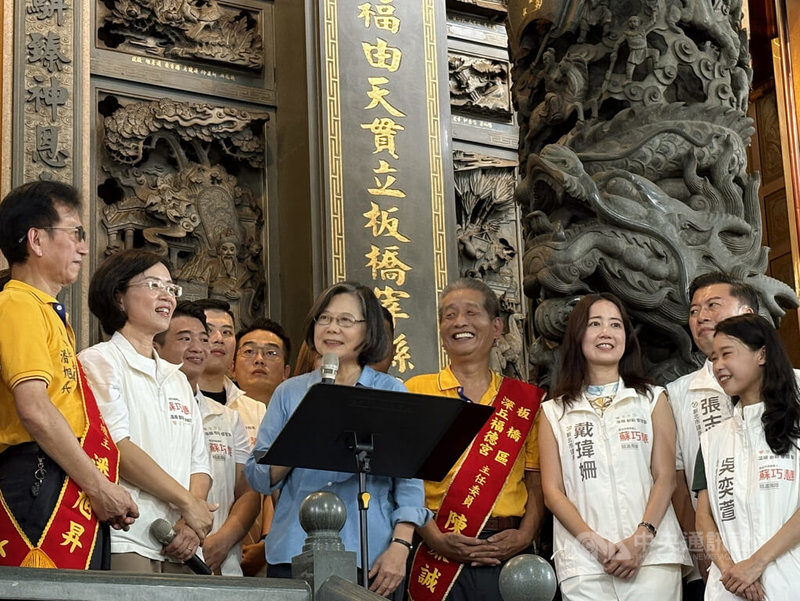 民進黨新北市長參選人蘇巧慧（左2）20日邀請前總統蔡英文（藍衣）到板橋深丘福德宮參拜，蔡英文致詞時大讚蘇巧慧是最好的新北市長人選，也一定比她更強。中央社記者曹亞沿攝　115年8月20日
