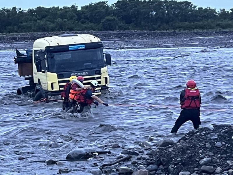 宜蘭縣1名聯結車游姓男司機20日凌晨在員山鄉準備執行疏濬工程時，遭遇蘭陽溪水高漲，狀況危急。消防局獲報後，救援人員隨後冒險渡河，架設繩索，順利將游男救出。（宜蘭縣消防局提供）中央社記者沈如峰宜蘭縣傳真　115年8月20日
