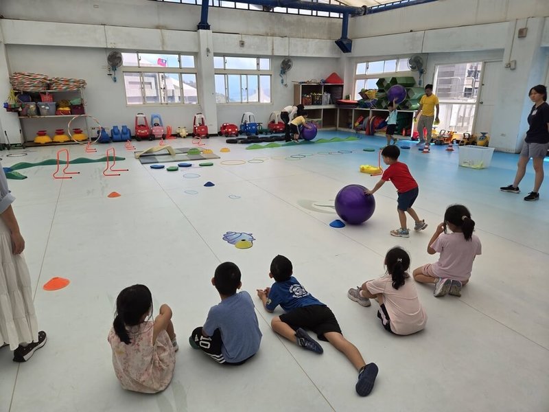 為解決連江縣南竿鄉暑期幼童托育困難狀況，由家長自主發起的共學營今年邁入第2年。發起人說，感謝唐氏症基金會居中媒合，台大社工系學生跨海支援，是珍貴的及時雨。圖為共學營大肢體運動課程上課情形。（馬祖青年發展協會提供）中央社記者潘欣彤傳真　115年8月20日