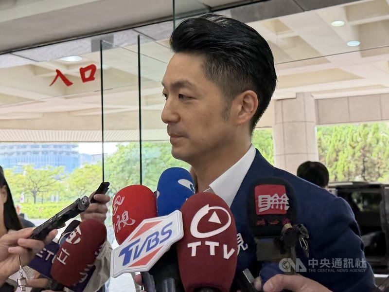 台北市長蔣萬安20日赴議會專案報告前被媒體堵訪表示，正式宣布北捷信義東延段8月30日通車，感謝施工團隊、市府團隊合力完成，市府也將推出各項優惠方案。中央社記者葉蓁芸攝　115年8月20日