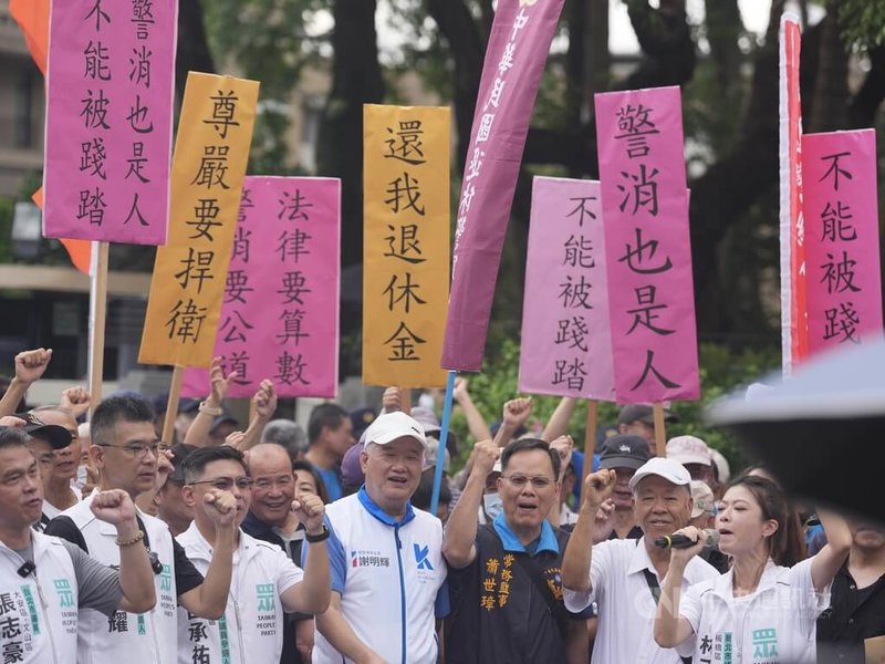立法院民國114年三讀修正「軍人待遇條例」、「警察人員人事條例」，行政院卻暫緩編列相關預算，並聲請釋憲。退休警消20日在民意代表陪同下前往行政院，要求政府補足相關待遇與保障。中央社記者徐肇昌攝　115年8月20日