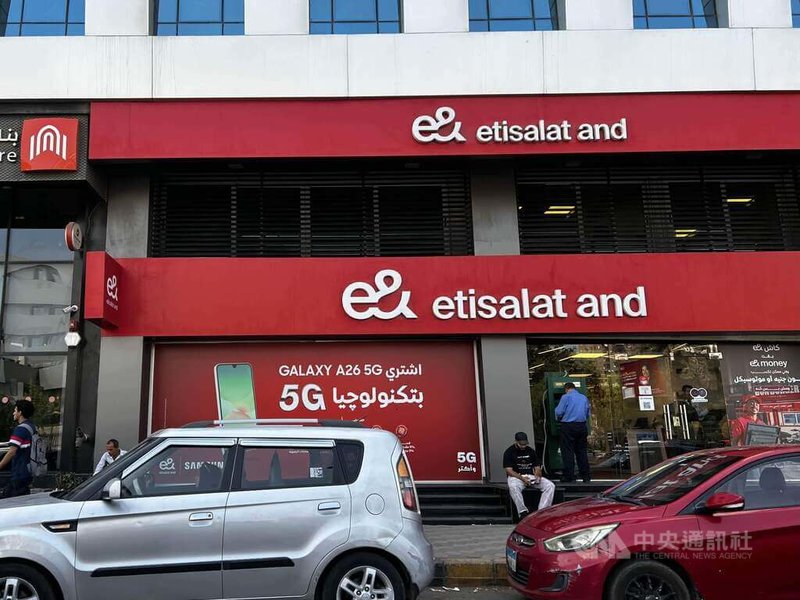 埃及國家電信監管局8月上旬宣布，將埃及4家行動電信業者（Orange、Vodafone、e& Egypt Etisalat、WE）全數移送檢察機關，調查是否涉及未經用戶同意即為其註冊門號的違規行為。圖為埃及e& Etisalat位於開羅市區的門市。中央社記者施婉清開羅攝 115年8月20日