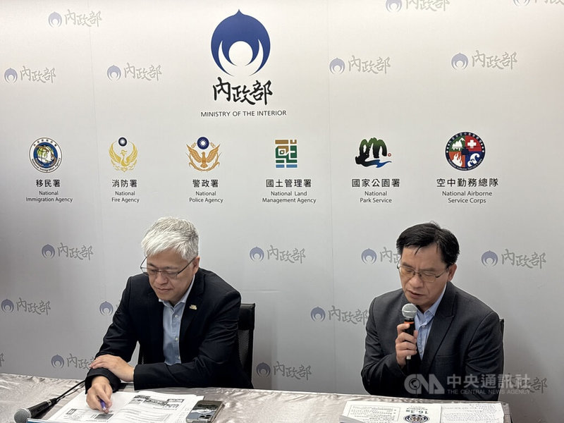 內政部20日舉行部務會報後記者會，由常務次長吳堂安（左）主持，消防署主任秘書鄭志強（右）報告防災士培訓成果。中央社記者吳書緯攝　115年8月20日