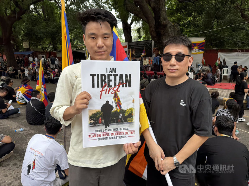 西藏青年耶西多吉（Yeshi Dorjee）（圖左）呼籲各界支持西藏，並稱若西藏身處險境，那麼下一個遭殃的，可能會是任何一個國家。中央社記者李晉緯新德里攝　115年8月20日