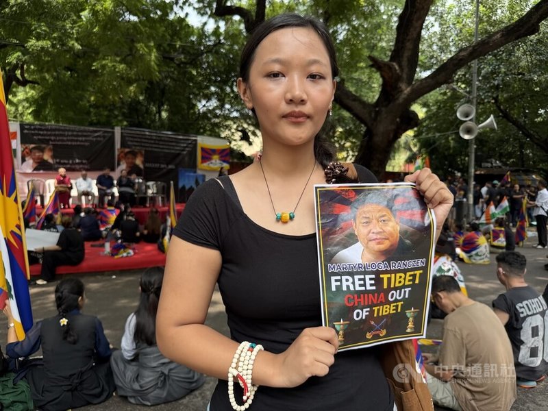 西藏女青年丹增楊珍（Tenzin Yanchen）（如圖）參加活動，悼念7月在聯合國總部外以自焚表達訴求的民族英雄洛嘎讓贊（Lobga Rangzen），她呼籲各界關注西藏人權問題，並高喊：「西藏從來不是中國的。」中央社記者李晉緯新德里攝　115年8月20日