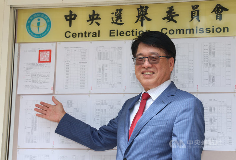 中央選舉委員會20日舉行「向人民報告」記者會,主任委員游盈隆發布115年地方公職人員選舉選舉公告,並張貼於一樓中庭布告欄。中央社記者張新偉攝 115年8月20日