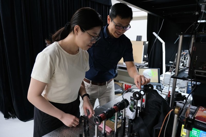 陽明交通大學20日指出，光電工程學系副教授黃耀緯（右）、學生郭婉慈（左）等人組成的研究團隊，研發出一款超薄「超穎介面」，能大幅縮減光學設備體積，提升AR產品的光學效率與色彩表現。（陽明交大提供）中央社記者陳至中傳真　115年8月20日