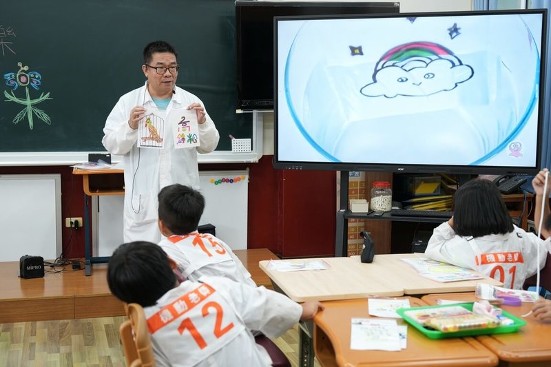 台灣師範大學團隊深入各地舉辦營隊，把資源帶到偏鄉；近日前進嘉義縣阿里山鄉達邦國小，鼓勵約50名鄒族學童探索科學的奧祕。（台師大提供）中央社記者陳至中傳真　115年8月20日