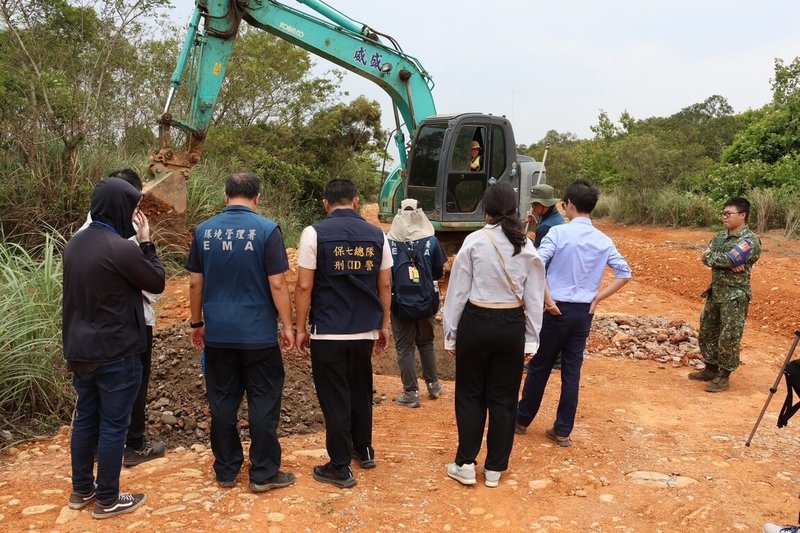 桃園地檢署偵辦不法業者非法回填廢棄物至陸軍部隊訓練北區聯合測考中心湖口訓練場案，偵結起訴9名業者、聲請沒收不法所得逾新台幣13億元。（桃檢提供）中央社記者葉臻傳真　115年8月20日