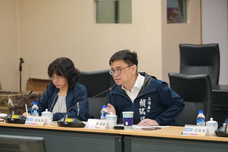 立法院交通委員會20日考察高雄國際機場，民進黨高雄市長參選人、立委賴瑞隆（右）等人出席。賴瑞隆表示，高雄產業、會展觀光持續成長，航空建設必須加速升級。（賴瑞隆辦公室提供）中央社記者蔡孟妤傳真　115年8月20日