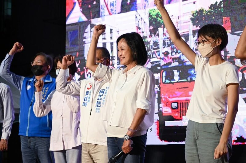 國民黨高雄市長參選人柯志恩（右2）20日在臉書發布4年前敗選後的謝票影片，表示自己當時說「會用下半輩子回報高雄」，這句承諾她從未忘記，強調選戰倒數100天，這是改變高雄的最後衝刺。（柯志恩辦公室提供）中央社記者蔡孟妤傳真　115年8月20日