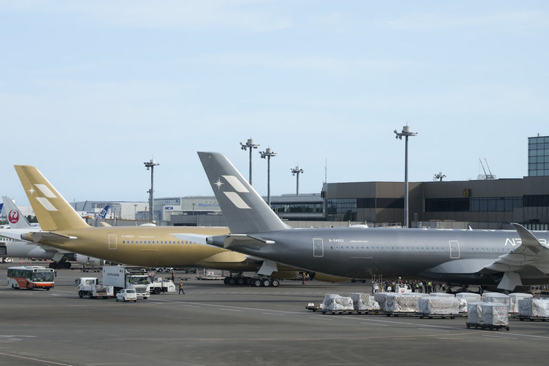 星宇航空STARLUX AIRSORAYAMA金銀雙機20日正式合體，歷史性首聚東京成田。（星宇航空提供）中央社記者黃巧雯傳真　115年8月20日