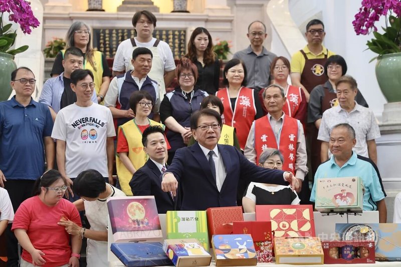 總統府20日上午舉行「好事成圓 全民挺公益 讓中秋的愛不刪減」記者會，總統府祕書長潘孟安（前中）現場推廣公益團體製作的各式月餅及秋節禮盒。中央社記者王飛華攝　115年8月20日