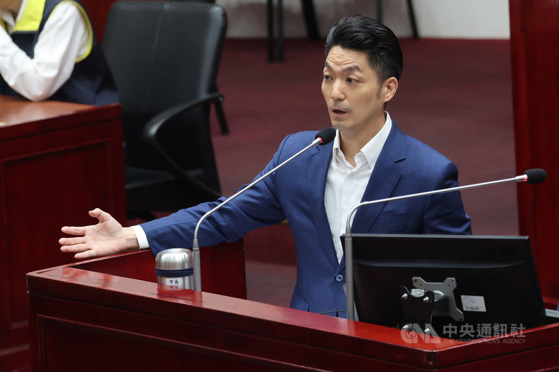 台北市長蔣萬安（圖）20日赴台北市議會進行專案報告並列席備詢，多名議員質詢幼兒園涉不當對待案件，蔣萬安表示，該案件從速從重從嚴處理，並指出已開過家長說明會。中央社記者趙世勳攝　115年8月20日
